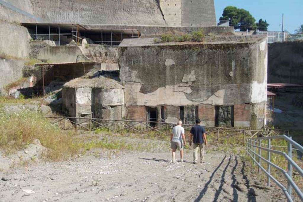 South-western baths, Herculaneum. July 2010. Looking north-east.
The pool building 1 is to the right and rooms 3 and 4 are to the left of it.
In the upper left corner can be seen the excavation of the upper floor of the House of the Dionysiac Reliefs, not yet fully excavated.
Photo courtesy of Michael Binns.
Guidobaldi wrote, “On the upper terrace (best seen as one exits the site), 9 rooms have been excavated belonging to one or more dwellings and partly damaged by the passages of the tunnels.”
See Guidobaldi, M.P, 2009: Ercolano, guida agli scavi. Naples, Electa Napoli, (p.132-3).